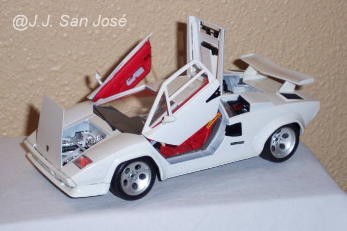 LAMBORGINI COUNTACH. BURAGO 1.18 001.jpg