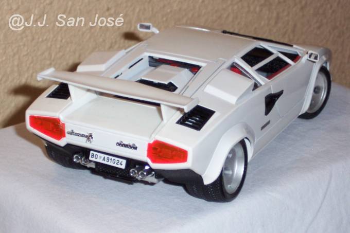 LAMBORGINI COUNTACH. BURAGO 1.18 005.jpg