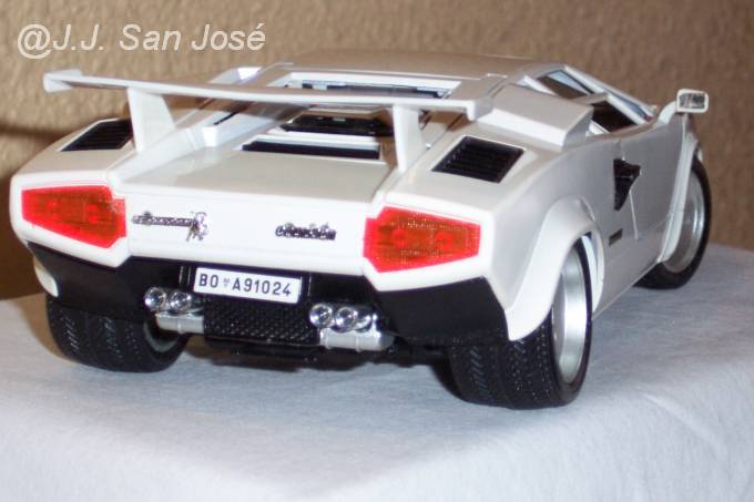 LAMBORGINI COUNTACH. BURAGO 1.18 006.jpg