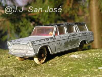 Fiat 1800 Familiar Dinky Toys 1.jpg
